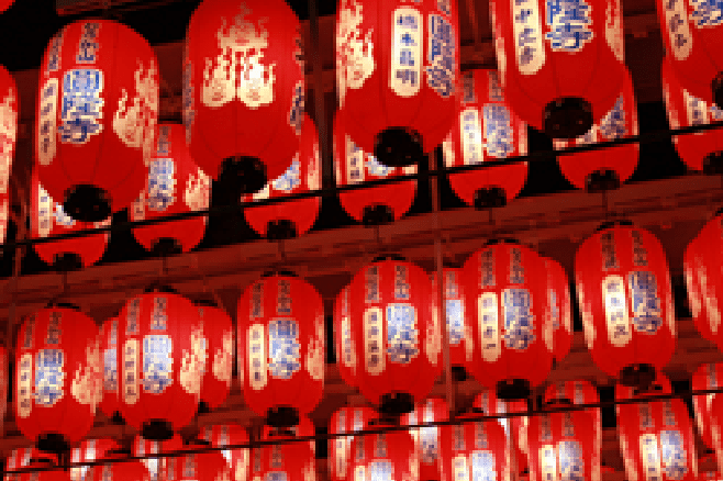 とうかさん圓隆寺に飾られた沢山の赤い提灯
