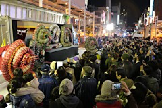 神楽を見物する多くの観客で混雑する中央通り